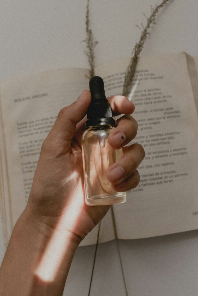 Sérum cosmétique bio dans un flacon en verre ambré